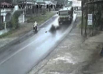 Terekam CCTV, Detik-Detik Pemotor Terpeleset di Jalan Basah hingga Terlindas Truk Fuso di Solok
