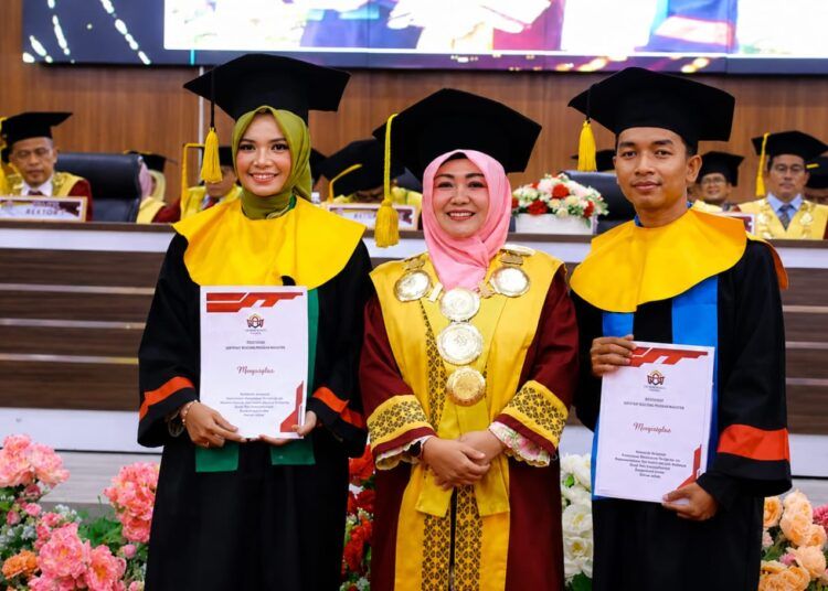 Universitas Islam Negeri (UIN) Imam Bonjol Padang memberikan beasiswa pendidikan magister (S2) kepada dua wisudawan terbaik Angkatan ke-96 pada hari kedua pelaksanaan wisuda, Kamis (30/7/2026).