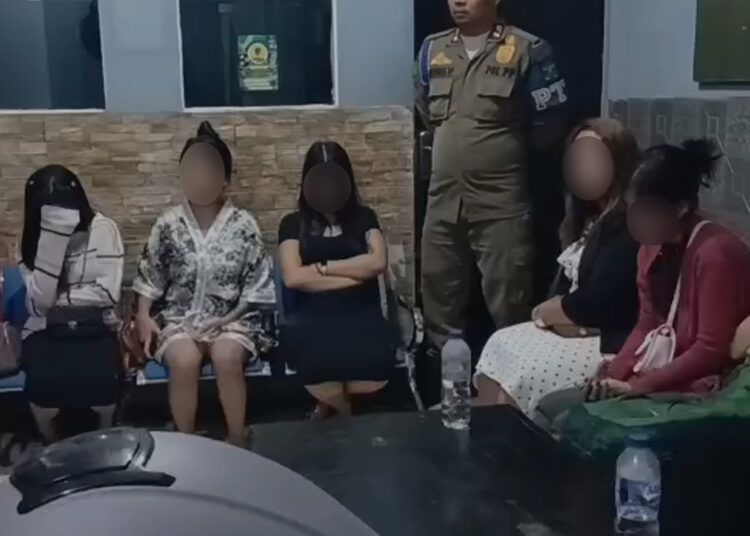 Sembilan pemandu lagu terjaring razia di tempat hiburan malam di Kecamatan Lubuk Alung, Kabupaten Padang Pariaman, Sumatera Barat, pada Jumat (31/7) dini hari. Foto: Satpol PP dan Damkar Kabupaten Padang Pariaman