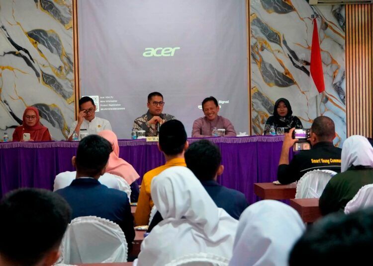Wali Kota (Wako) Padang Panjang, Hendri Arnis, membuka Pelatihan Kepemimpinan bagi siswa-siswi SMA/SMK/MA se-Kota Padang Panjang di Aula Hotel Pangeran, Jumat (31/7/2026).
