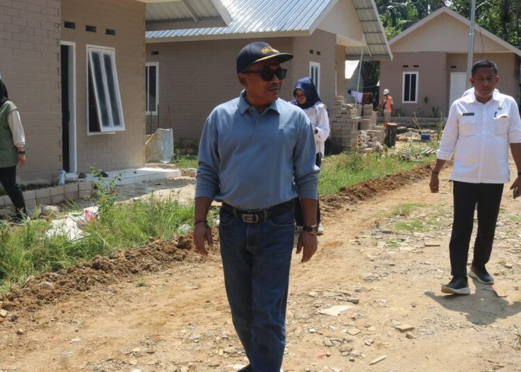 Kepala Disperkim Kota Padang, Tri Hadiyanto meninjau lokasi dan Huntap di Mandiri Batu Busuak.