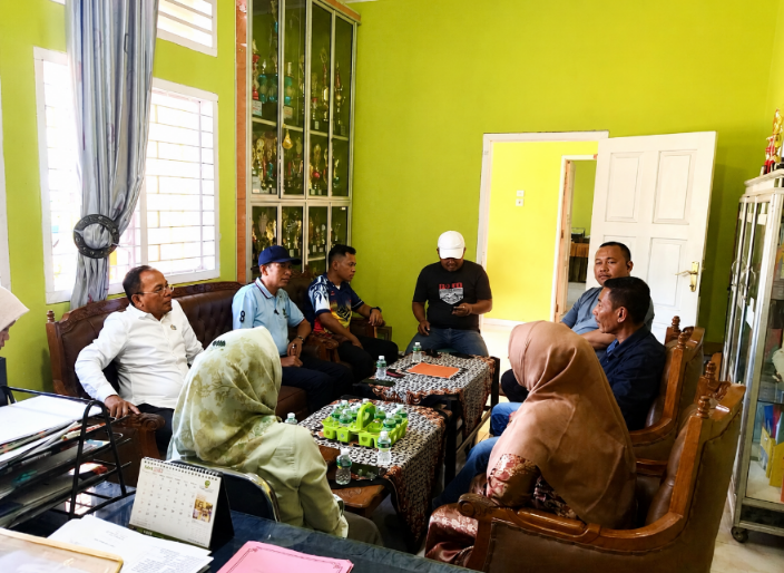 Kepala Dinas Pendidikan dan Kebudayaan Kabupaten Padang Pariaman bersama pihak sekolah, komite, dan tokoh masyarakat saat melakukan klarifikasi terkait keluhan pengadaan seragam di SMPN 1 Batang Anai, Jumat (3/7/2026).