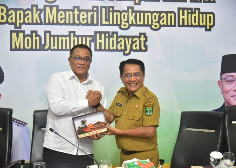 Bupati Padang Pariaman, John Kenedy Azis, mengusulkan sejumlah bantuan untuk penguatan sarana dan prasarana persampahan kepada Kementerian Lingkungan Hidup (KLH) dalam Rapat Koordinasi Pengelolaan Sampah se-Sumatera Barat yang digelar di Hall IKK Parik Malintang pada Selasa (14/7/2026).