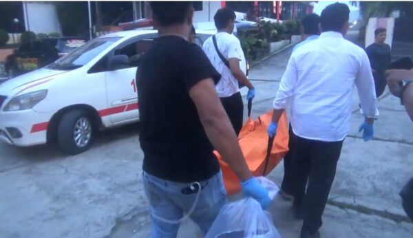 Polisi mengevakuasi jasad korban dari salah satu kamar hotel di Jorong Pasir Putih, Nagari Sungai Kambut, Kecamatan Pulau Punjung, Dharmasraya, pada Senin (13/7/2026) sore.