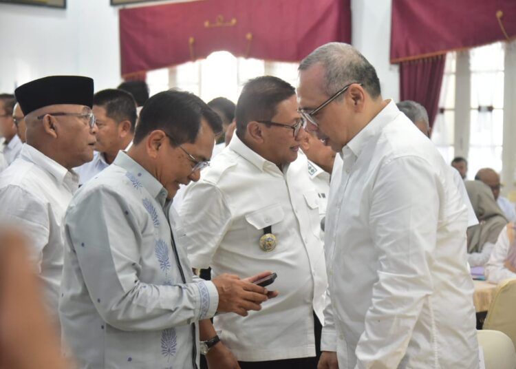 Bupati Padang Pariaman John Kenedy Azis menandatangani Berita Acara Kesepakatan Luasan Lahan Pertanian Pangan Berkelanjutan (LP2B) di Auditorium Gubernur Sumatera Barat, Rabu (8/7/2026).
