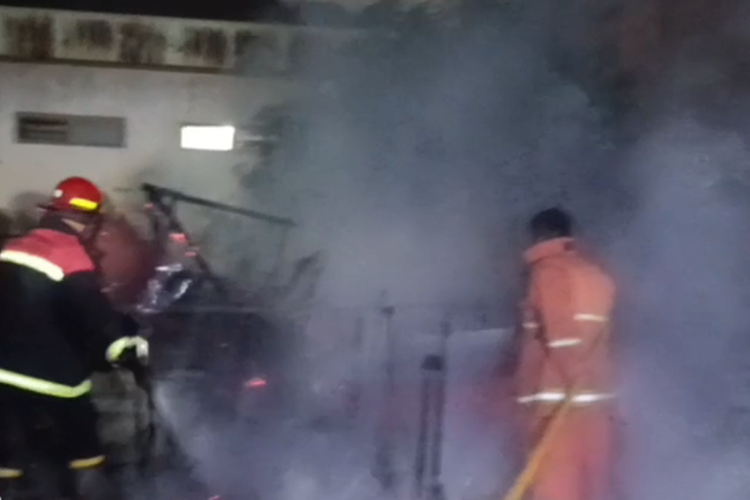 Petugas memadamkan api yang membakar kandang ayam dan gudang di Jalan Mandiangin, Kelurahan Campago Ipuh, Kecamatan Mandiangin Koto Selayan (MKS), Kota Bukittinggi, Kamis (23/7/2026) malam.