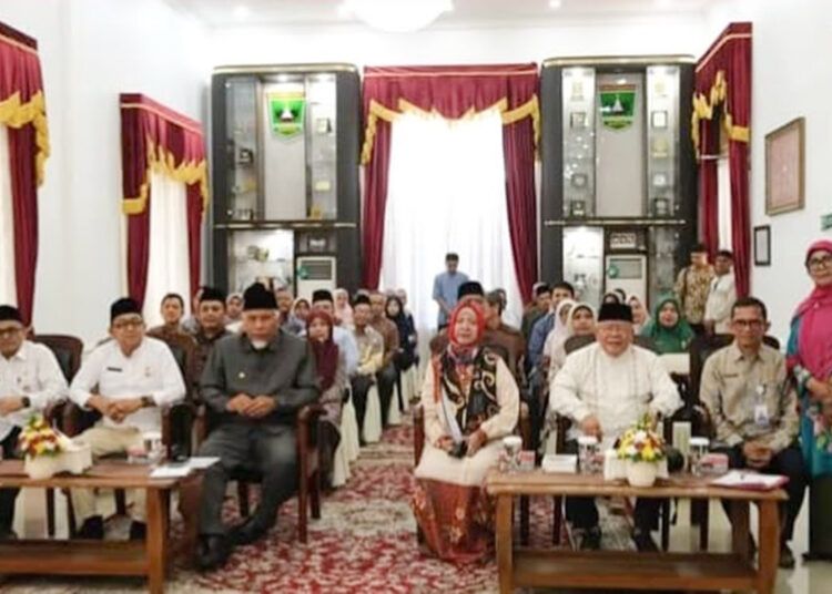 Perwakilan UM Sumatera Barat menerima hibah buku sastra klasik dan literatur dari Pemerintah Tamil Nadu, India, dalam seremoni penyerahan di Istana Gubernur Sumatera Barat, Jumat (24/7