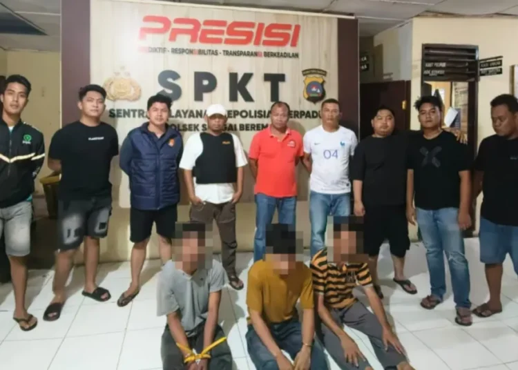 Polisi menangkap tiga pencuri ponsel dan uang tunai inisial HS (23), SS (44), dan AR (26) di dua lokasi di Nagari Air Bangis, Kecamatan Sungai Beremas, Kabupaten Pasaman Barat, Sumatera Barat. Foto: Polsek Sungai Beremas