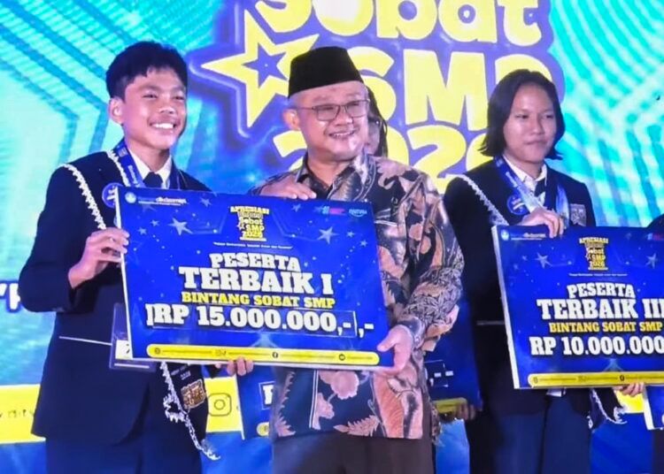 Andrew, siswa SMP Negeri 2 Padang, menerima penghargaan Terbaik I Bintang Sobat SMP Tingkat Nasional 2026 usai mengikuti rangkaian kegiatan yang digelar di Tangerang, Banten.