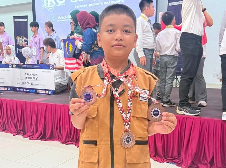 Muhammad Habibi Rabbani, pelajar SMP Negeri 1 Bukittinggi memborong tiga penghargaan pada ajang International Islamic University Malaysia Robotic Competition (IIUMRC) 2026 yang digelar di Kuala Lumpur, Malaysia, pada 24–26 Juli 2026.