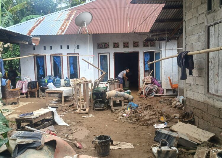 Warga membersihkan sisa lumpur di permukiman Lapau Munggu, Kelurahan Kuranji, Kota Padang di tengah keterbatasan pasokan air bersih pascabanjir, Selasa (5/8). (Foto: Qodri Hayatul)