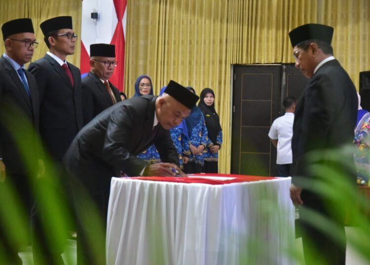 Bupati Padang Pariaman John Kenedy Azis melantik dan mengambil sumpah/janji 41 pejabat di lingkungan Pemerintah Kabupaten Padang Pariaman di Hall IKK Parit Malintang, Rabu (19/8/2026).