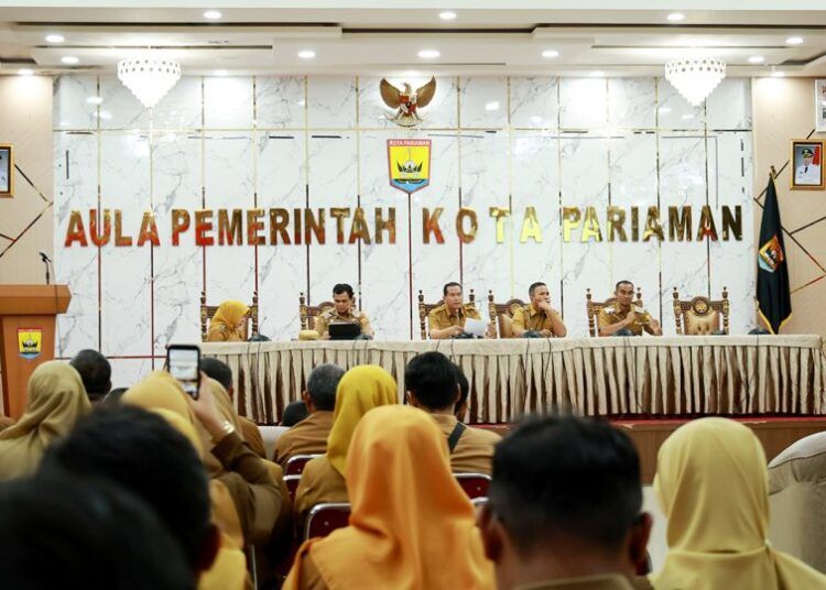 Wali Kota Pariaman Yota Balad saat memimpin Rapat Evaluasi Inovasi Government Awards (IGA) Tahun 2026 di Aula Balai Kota Pariaman, Senin (3/8/2026).