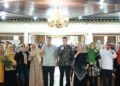Foto bersama usai Sosialisasi Gerakan Masyarakat Hidup Sehat (Germas) Cegah Penyakit Tidak Menular (PTM) melalui Program Periksa Kesehatan Gratis (PKG) di Pendopo Rumah Dinas Wali Kota Pariaman, Kamis (6/8/2026).
