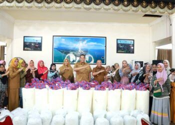 Wali Kota Pariaman Serahkan Bantuan Usaha kepada Puluhan Pengrajin Batik dan Rajutan