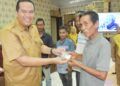 Wali Kota Pariaman Serahkan Kartu BPJS Ketenagakerjaan kepada 2.897 Pekerja Rentan