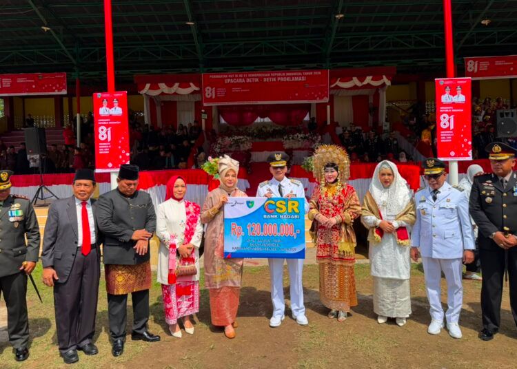 Pemimpin Cabang Bank Nagari Painan, Rahmadani, menyerahkan bantuan dana CSR kepada Bupati Pesisir Selatan, Hendrajoni, setelah upacara peringatan HUT ke-81 RI di GOR H. Ilyas Yakub Rawang Painan pada Senin (17/8/2026). Foto: Bank Nagari