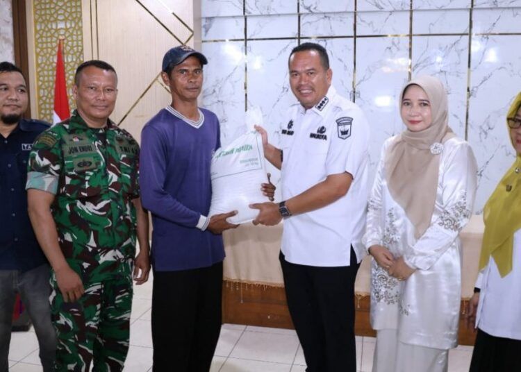 Wali Kota Pariaman Yota Balad menyerahkan Bantuan Pangan Beras Cadangan Pangan Pemerintah (CPP) kepada warga Kecamatan Pariaman Selatan di Balairung Pendopo Wali Kota Pariaman, Rabu (26/8/2026).