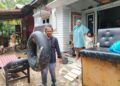Cerita Warga Padang Bertahan di Tengah Banjir, Ban Pelampung Jadi Andalan Mencari Makanan