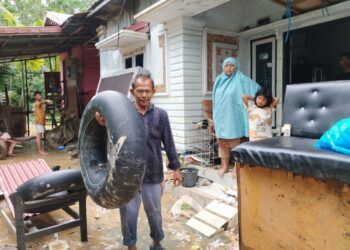 Cerita Warga Padang Bertahan di Tengah Banjir, Ban Pelampung Jadi Andalan Mencari Makanan