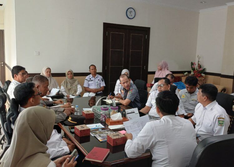 Sekretaris Daerah Kabupaten Padang Pariaman memimpin rapat finalisasi persiapan rangkaian peringatan HUT ke-81 Kemerdekaan RI 2026 bersama perangkat daerah dan panitia pelaksana, Rabu (5/8/2026).