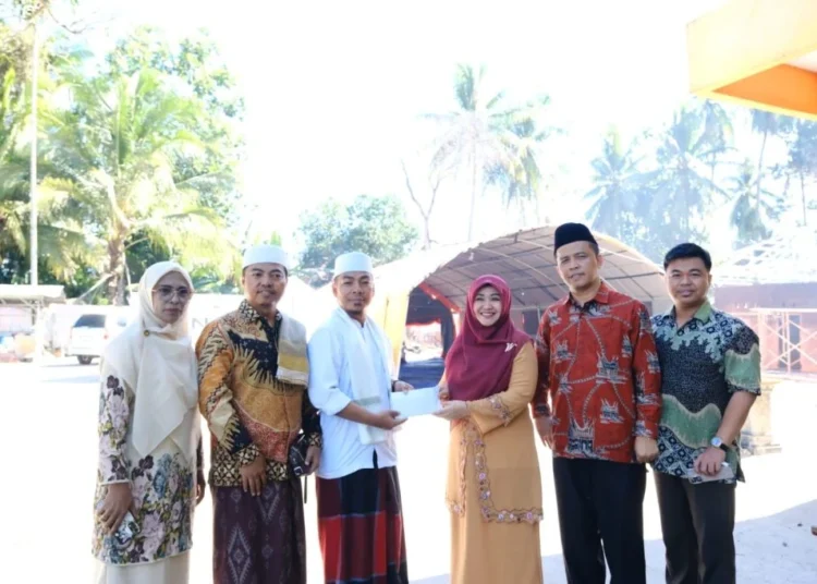 Rektor UIN Imam Bonjol Padang, Martin Kustati, menyalurkan bantuan kepada pemimpin Pondok Pesantren Bustanul Yaqin, Pungguang Kasik, Lubuk Alung, Padang Pariaman, pada Sabtu (8/8/2026). Foto: UIN Imam Bonjol Padang