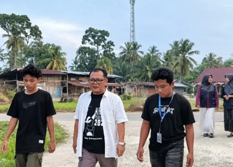 Tim monitoring dan supervisi Lembaga Penelitian dan Pengabdian kepada Masyarakat (LP2M) UIN Imam Bonjol Padang meninjau Nagari Mundam Sakti, Kecamatan IV Nagari, Kabupaten Sijunjung. Foto: UIN Imam Bonjol Padang