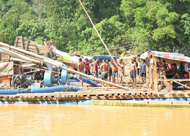 Aktivitas penambangan emas ilegal di kawasan Batu Gando, Nagari Muaro, Kabupaten Sijunjung. Foto: Dok. Pemprov Sumbar