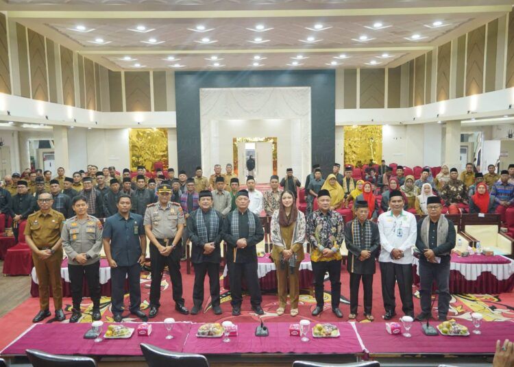Foto bersama pada Musyawarah Daerah (Musda) LKAAM Dharmasraya di Pulau Punjung, Senin (3/8/2026).