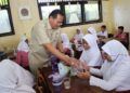 Pemko Pariaman Kenalkan Dunia Perikanan Lewat Pembagian Bibit Ikan Koi kepada Siswa SD