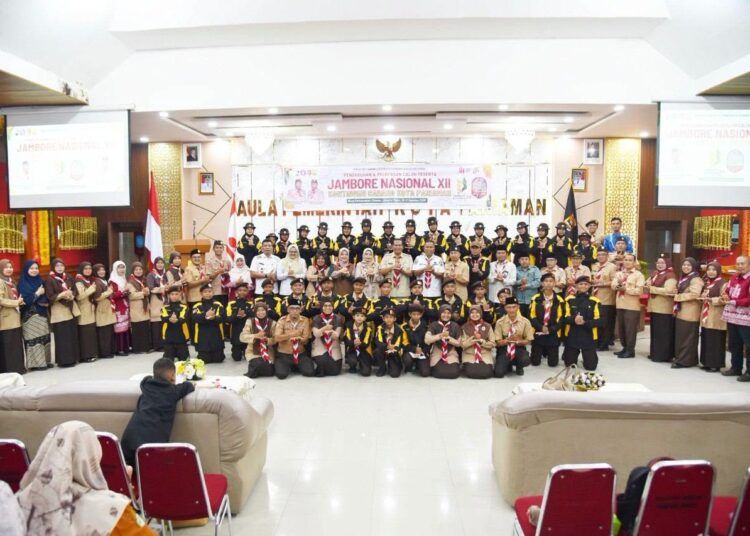 Foto bersama Wali Kota Pariaman Yota Balad dengan Kontingen Kwartir Cabang (Kwarcab) 16 Gerakan Pramuka Kota Pariaman, Rabu (5/8/2026).
