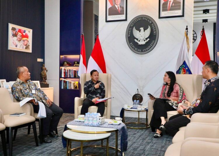 Bupati Dharmasraya Annisa Suci Ramadhani bertemu Wakil Menteri Dalam Negeri (Wamendagri) Bima Arya Sugiarto di Jakarta, Jumat (14/8/2026).
