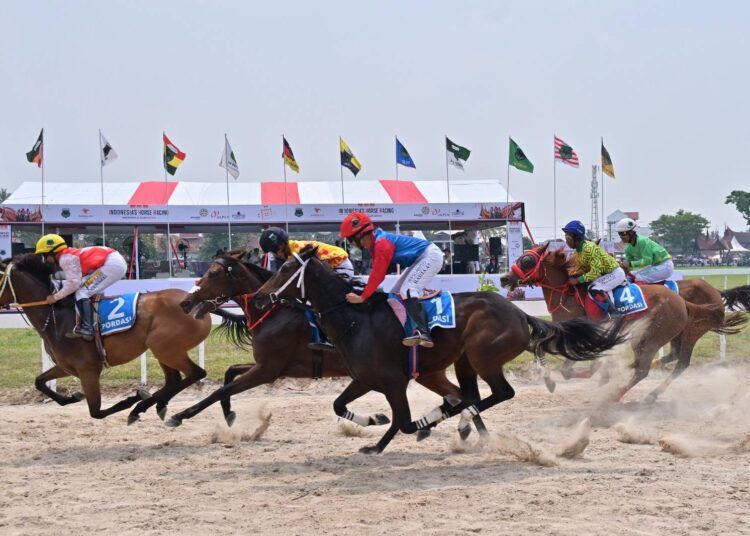 Sejumlah kuda berpacu pada Indonesia’s Horse Racing Merdeka Cup (IHR Merdeka Cup) 2026 di Lapangan Pacu Kuda Kubu Gadang, Minggu (23/8/2026).