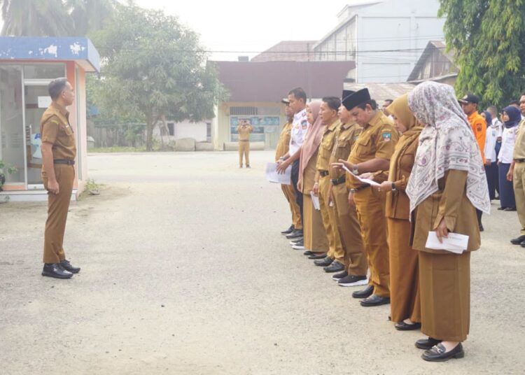 Sekda Dharmasraya Medison memberikan arahan kepada ASN saat apel