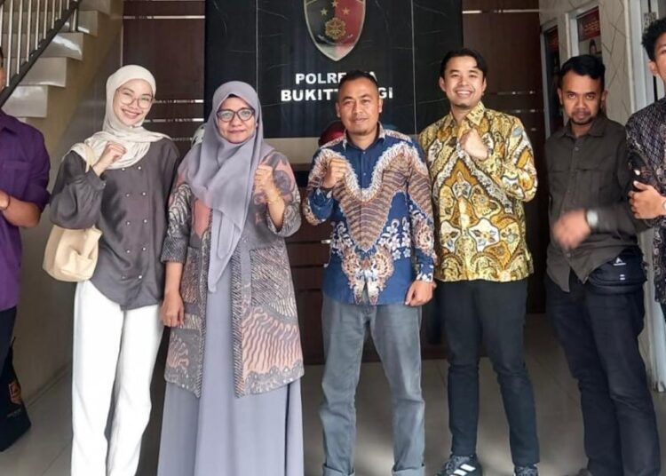 Pengacara Erit Rovendra, dosen Universitas Fort De Kock, dan korban berfoto di Markas Polresta Bukittinggi beberapa waktu yang lalu setelah membuat laporan, Foto: Dokumentasi pribadi