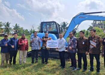 Padang Pariaman Dapat Bantuan Alat Berat dan 15 Ribu Benih Ikan untuk Bangkit dari Dampak Banjir