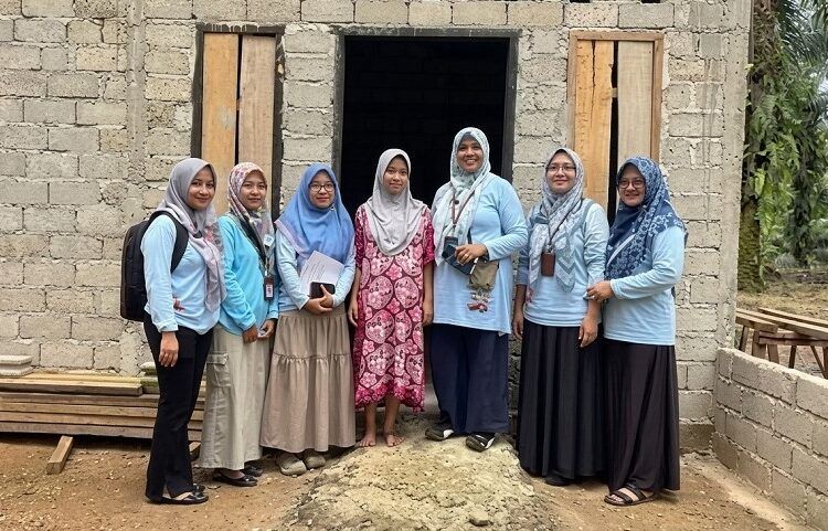 Petugas kesehatan Puskesmas Tiumang melakukan kunjungan ke rumah salah seorang warga baru-baru ini. Foto: Puskesmas Tiumang