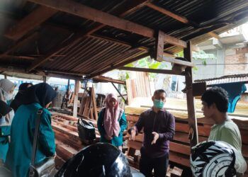 Edukasi APD di Industri Perabot Kurao Pagang, Dosen Poltekkes Kemenkes Padang Soroti Risiko Debu Kayu