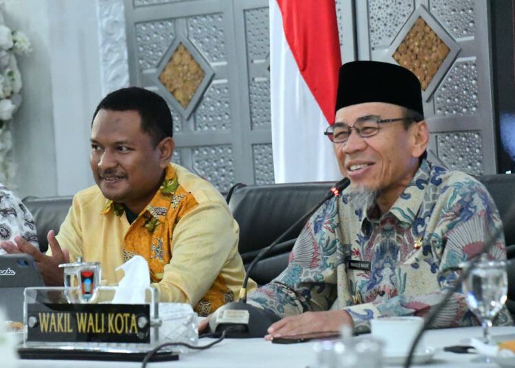 Wakil Wali Kota Padang Maigus Nasir menyampaikan sambutan saat menerima perwakilan Kementerian Koordinator Bidang Perekonomian, Komite Pemantauan Pelaksanaan Otonomi Daerah (KPPOD), Kementerian Investasi dan Hilirisasi/Badan Koordinasi Penanaman Modal (BKPM), serta PT Surveyor Indonesia di Gedung Putih Kediaman Resmi Wali Kota Padang, Kamis (13/8/2026).