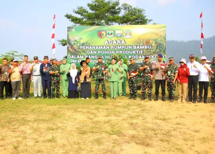 Ratusan siswa, mahasiswa, sivitas akademika, dan masyarakat sekitar mengikuti penanaman 1.000 pohon produktif dan rumpun bambu di Kampus III UIN Imam Bonjol Padang, Sungai Bangek, Kelurahan Balai Gadang, Kecamatan Koto Tangah, pada Rabu (12/8/2026). Foto: UIN Imam Bonjol Padang