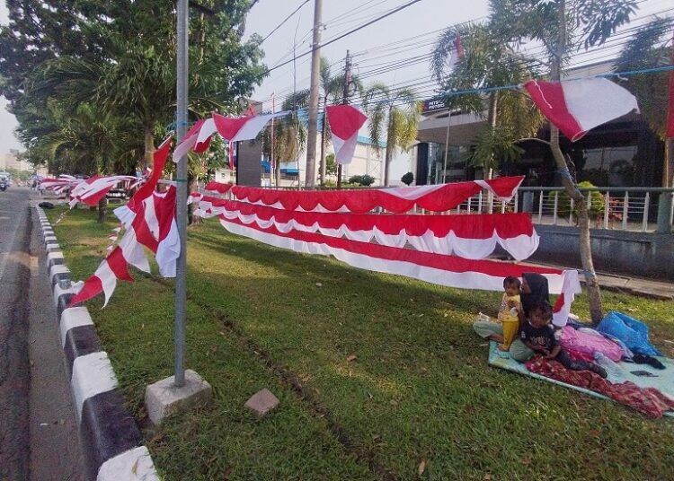 Pedagang bendera berjualan di kawasan Jalan Khatib Sulaiman, tepatnya di depan Mitsubishi Motors, Ulak Karang Selatan, Kecamatan Padang Utara, Kota Padang, pada Rabu (12/8/2026). Foto: Qadri Hayatul/Kabarminang.com