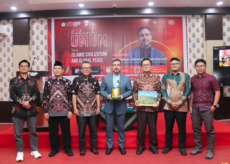 Kuliah Umun Universitas Muhammadiyah (UM) Sumatera Barat Cultural Counselor of the Embassy of the Islamic Republic of Iran, Dr. Yahya Jahangiri Suhrawardi, sebagai narasumber, Kamis (6/8/2026).