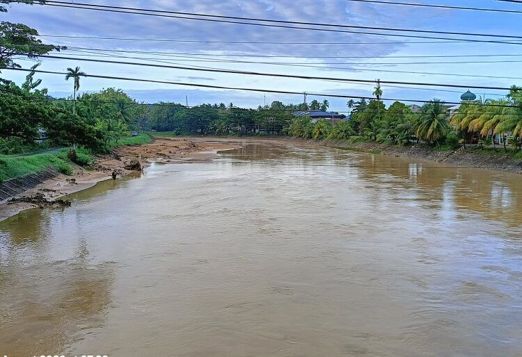 Penyempitan sungai di Padang akibat sedimentasi material lumpur dan pasir yang terbawa dari hulu.
