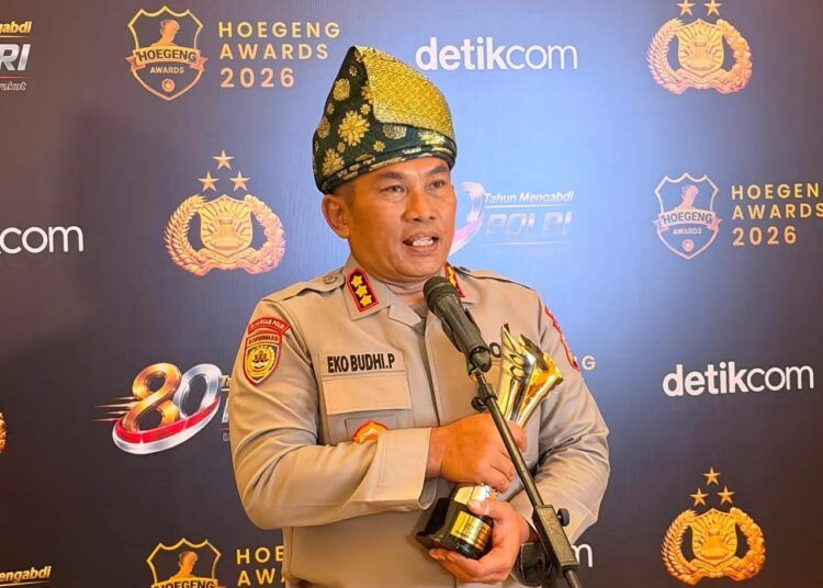 Mantan Kapolres Agam yang saat ini menjabat sebagai Direktur Pembinaan Masyarakat (Dirbinmas) Polda Riau, Kombes Pol. Eko Budhi Purwono, meraih Hoegeng Awards 2026 kategori Polisi Berdedikasi.