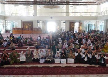 Wako Hendri Arnis Serahkan Bantuan Dana Zakat Program Padang Panjang Cerdas kepada 234 Mustahik