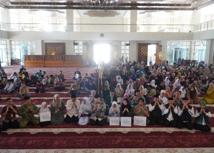 Wali Kota (Wako) Padang Panjang, Hendri Arnis, menyerahkan secara simbolis bantuan dana zakat Program Padang Panjang Cerdas senilai Rp358.260.000 kepada 234 mustahik di Masjid Agung Manarul 'Ilmi Islamic Centre, Jumat (31/7/2026).