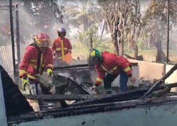 3 Petak Rumah di Padang Terbakar Saat Penghuni Antar Jenazah, Damkar Padamkan Api Pakai Ember