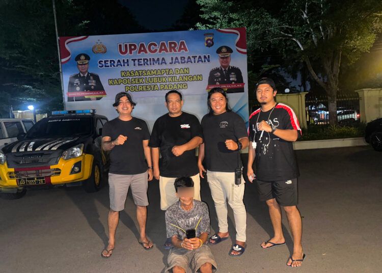 Polisi menangkap pencuri tas berisi ponsel berinisial T (46) di rumahnya di Jalan Gempur, Kelurahan Rimbo Kaluang, Kecamatan Padang Barat, Kota Padang, Sumatera Barat, Kamis (30/7/2026) sekitar pukul 20.00 WIB. Foto: Polresta Padang
