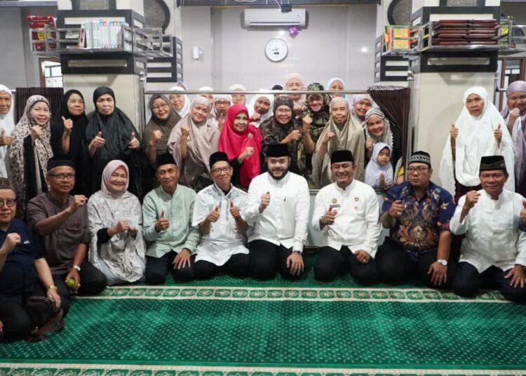 Wali Kota (Wako) Padang, Fadly Amran, melakukan peninjauan pelaksanaan Program Unggulan (Progul) Smart Surau sekaligus menyosialisasikan rangkaian Peringatan Hari Jadi Kota (HJK) Padang ke-357 di Masjid Darussakinah, Komplek Perumahan Filano, Kelurahan Kubu Dalam Parak Karakah, Kecamatan Padang Timur, Jumat (31/7/2026).