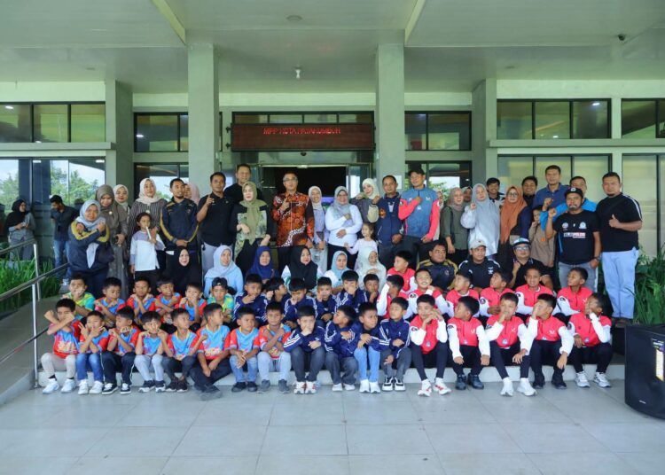 Sekretaris Daerah Kota Payakumbuh, Rida Ananda, melepas 51 pesepak bola muda yang akan mengikuti Liga TopScore Nasional kategori U-10 dan U-12 di Sentul, Bogor, Jumat (31/7/2026).